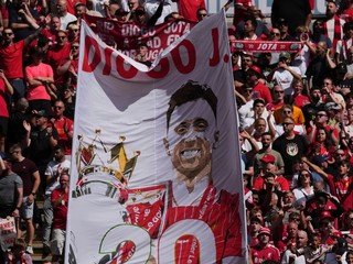 Fanúšikovia Liverpoolu vzdali hold zosnulému Diogovi Jotovi pred zápasom o Community Shield 2025.