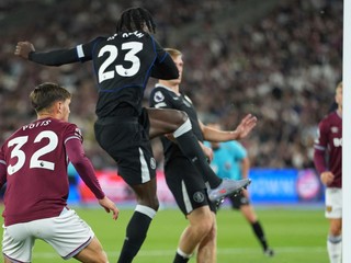 Trevoh Chalobah strieľa gól v zápase West Ham - Chelsea.