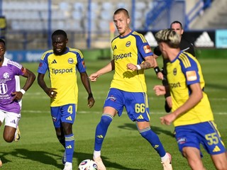 Christian Emmanuel (Komárno) a Abdul Zubairu , Martin Bednár a Artúr Musák (všetci Michalovce) v zápase 2. kola Niké ligy.