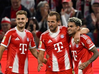 Harry Kane (uprostred) oslavuje po tom, ako skóroval proti Lipsku v zápase 1. kola nemeckej Bundesligy.