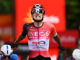 Ben Turner oslavuje triumf vo 4. etape Vuelta a Espaňa 2025.