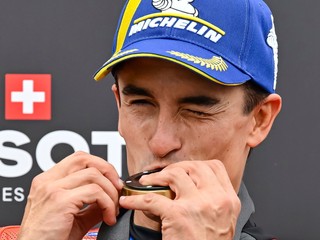 Španielsky motocyklový pretekár Marc Marquez z tímu Ducati sa teší z víťazstva v šprinte.