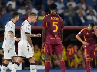 Ciro Immobile púšťa ihrisko po zranení v zápase Bologna - AS Rím.