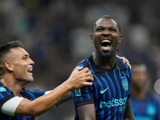 Marcus Thuram oslavuje spolu s Lautarom Martinézom.