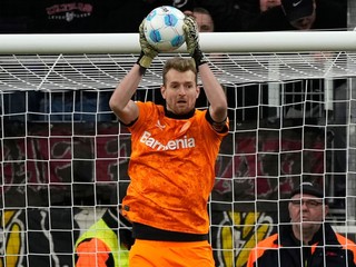 Brankár Lukáš Hrádecký v drese Bayeru Leverkusen. 