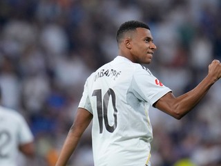 Kylian Mbappe sa raduje z gólu z penalty v 1. kole španielskej La Ligy Real Madrid - CA Osasuna.