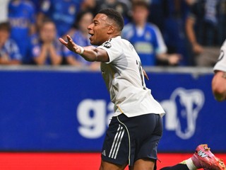 Kylian Mbappé oslavuje gól do siete Realu Oviedo.