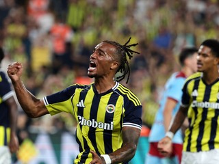 Hráči Fenerbahce Istanbul oslavujú strelený gól v 3. predkole Ligy majstrov.