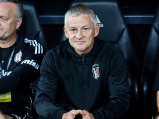 Ole Gunnar Solskjaer sleduje zápas play-off Konferenčnej ligy Besiktas - Lausanne.