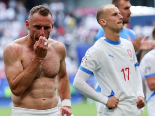 Na archívnej snímke z 22. júna 2024 v Hamburgu českí futbalisti Vladimír Coufal (vľavo) a Václav Černý reagujú po zápase Gruzínsko - Česká republika na ME vo futbale.