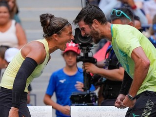 Sara Erraniová a Andrea Vavassori po výhre v miešanej štvorhre na US Open 2024.
