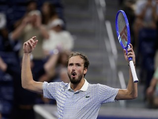 Ruský tenista Daniil Medvedev reaguje v zápase proti Francúzovi Benjaminovi Bonzimu v 1. kole dvojhry mužov na grandslamovom turnaji US Open.