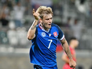 Matej Riznič oslavuje gól do siete Andorry.