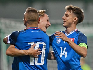 Nino Marcelli, Miroslav Sovič a Mário Sauer sa tešia z gólu.