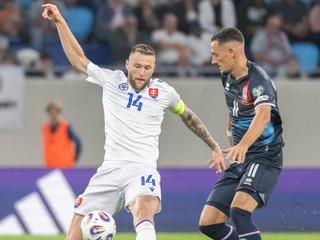Milan Škriniar (Slovensko) a a Edvin Muratovič (Luxembursko) počas zápasu A-skupiny európskej kvalifikácie MS 2026 vo futbale.