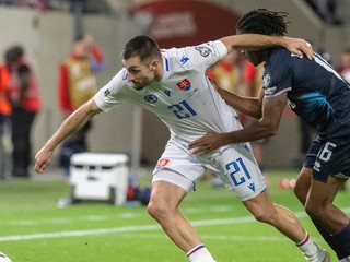 Matúš Bero (Slovensko) a Leonardo Barreiro (Luxembursko) počas zápasu A-skupiny európskej kvalifikácie MS 2026 vo futbale.