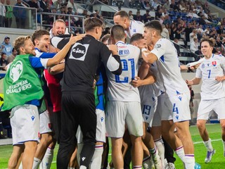 Slovenskí futbalisti sa tešia z gólu 