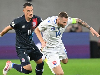 Milan Škriniar (Slovensko) a Edvin Muratovič (Luxembursko) počas zápasu A-skupiny európskej kvalifikácie MS 2026 vo futbale.