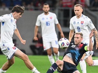 Ondrej Duda (Slovensko), Laurent Jans (Luxembursko) a Leo Sauer (Slovensko) počas zápasu A-skupiny európskej kvalifikácie MS 2026 vo futbale.