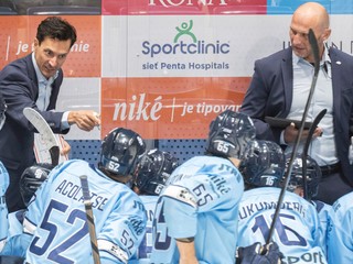 Brad Tapper a jeho asistent Tomáš Surový dávajú pokyny svojim zverencom počas oddychového času. 