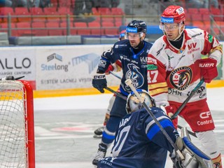 Na snímke zľava vpredu brankár Adam Vay (Poprad) a Dávid Hajnik (Prešov).