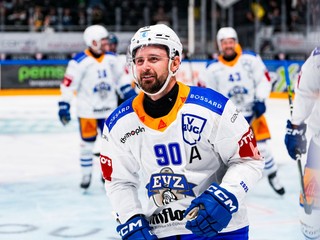 Tomáš Tatar oslavuje gól EV Zug. 