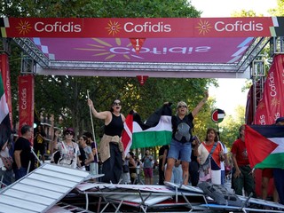 Aktivisti jeden kilometer pred cieľom blokujú prejazd.