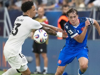 Leo Sauer a Nnamdi Collins (vľavo) v zápase Slovensko - Nemecko v kvalifikácii MS 2026.