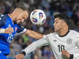 Na snímke zľava hráč Slovenska Stanislav Lobotka a hráč Nemecka Nadiem Amiri .