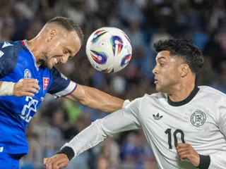 Na snímke zľava hráč Slovenska Stanislav Lobotka a hráč Nemecka Nadiem Amiri .