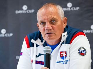 Kapitán slovenského tenisového daviscupového tímu Tibor Tóth počas tlačovej konferencie 