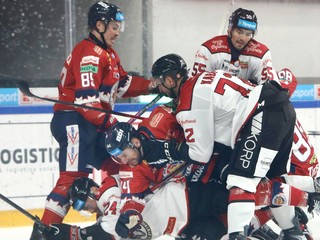 Skrumáš pred zvolenskou bránou počas zápasu 1. kola Tipsport ligy HC MONACObet Banská Bystrica - HKM Zvolen.