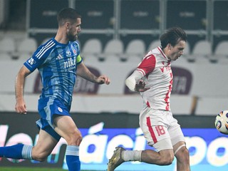 Sprava Adrián Fiala z Trenčína a Kenan Bajrić z Bratislavy počas zápasu Niké ligy.