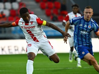 Zľava Loic Anthony z Trenčína a Nino Marcelli zo Slovana.