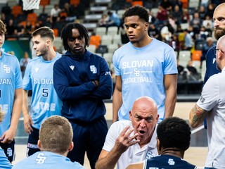 Tréner BC Slovan Bratislava Aramis Naglič spolu s hráčmi. 