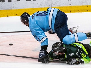 Zľava Patrik Maier (Slovan) a Scott Austin Kosmachuk (Žilina) počas zápasu 7. kola hokejovej Tipsport ligy.