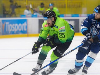 Na snímke zľava Filip Vašaš (Žilina) a Matej Bača (Nitra).