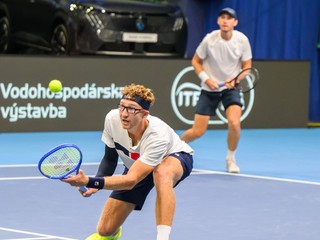 Lukáš Klein a Miloš Karol v zápase proti Nicolásovi Barrientosovi a Cristianovi Rodríguezovi z Kolumbie počas štvorhry v rámci stretnutia I. svetovej skupiny Davisovho pohára Slovensko - Kolumbia.