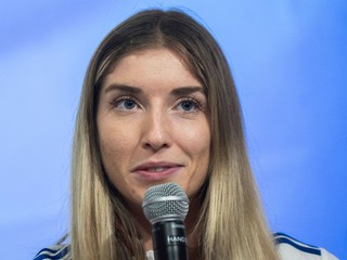 Emma Zapletalová reaguje na tlačovej konferencii po návrate z tokijského svetového šampionátu v atletike.