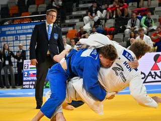 Slovák Oliver Scheffel (modré kimono).