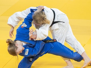 Dole Lenka Tománková.