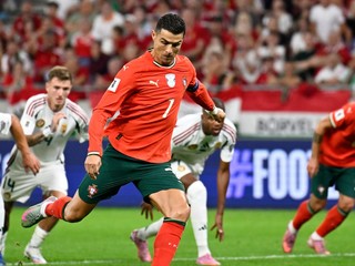 Cristiano Ronaldo strieľa druhý gól Portugalska v zápase kvalifikácie MS 2026 proti Maďarsku.