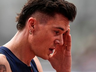 Jakob Ingebrigtsen po rozbehu na trati 1500 m na MS v Tokiu 2025.