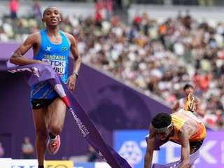 Alphonce Felix Simbu vyhráva maratón tesne pred Amanalom Petrosom v Tokiu 2025.