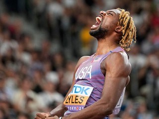 Noah Lyles oslavuje víťazstvo.