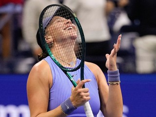Americká tenistka Amanda Anisimovová reaguje po výhre nad Japonkou Naomi Osakovou v semifinále ženskej dvojhry na grandslamovom turnaji US Open 2025.
