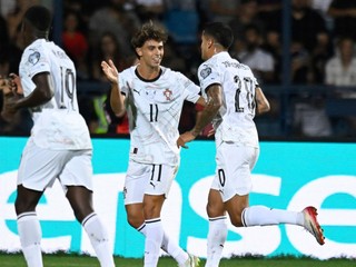 Portugalskí futbalisti Joao Cancelo (vpravo) a Joao Felix sa tešia z gólu počas zápasu F-skupiny európskej kvalifikácie MS 2026 vo futbale Arménsko - Portugalsko.