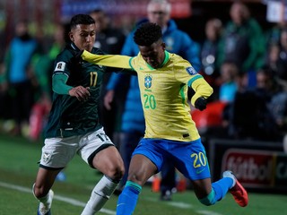 Brazílčan Estevao v súboji s protivníkom z Bolívie počas kvalifikácie MS vo futbale 2026.