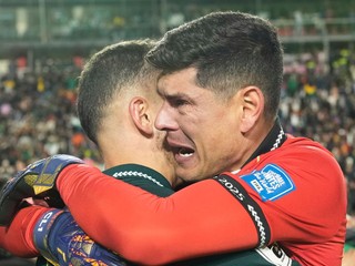 Brankár Bolívie Carlos Lampe (vpravo) objíma spoluhráča Luisa Haquina, keď oslavujú víťazstvo svojho tímu 1:0 nad Brazíliou na konci kvalifikačného zápasu MS 2026.
