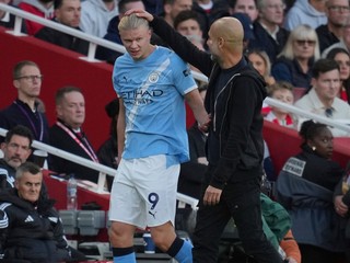 Pep Guardiola strieda Erlinga Haalanda v zápase s Arsenalom.